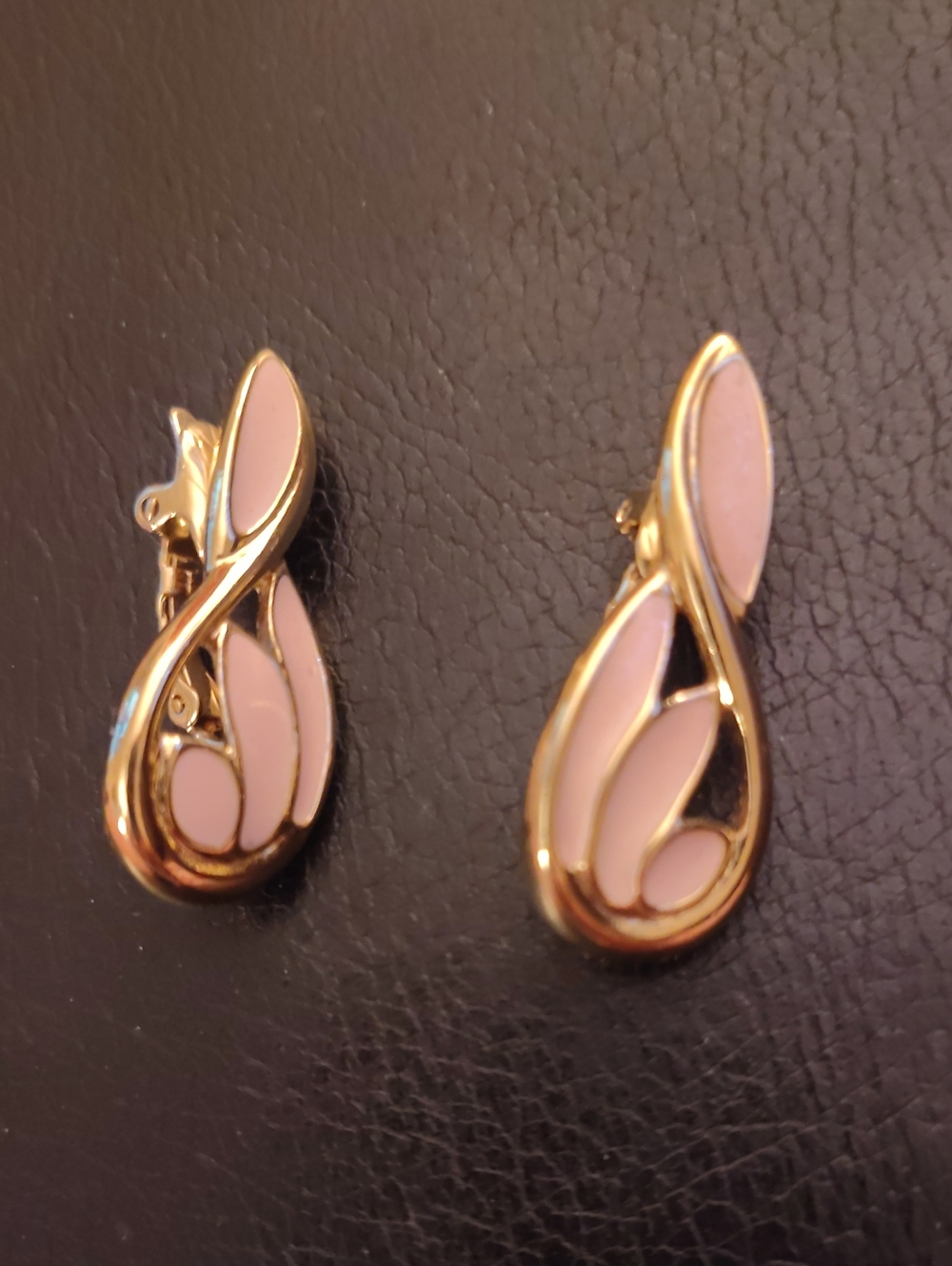 Vintage Elegant Pink Enamel Teardrop Clip-On Earrings - Gold Tone
